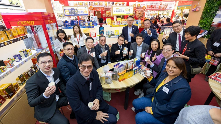 陳克勤等民建聯(lián)成員及多名議員參觀工展會 冀帶動本地消費(fèi)