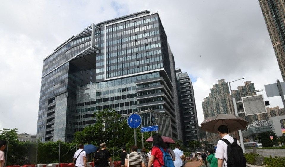 入境處外展隊(duì)到離島 為逾170名長(zhǎng)者換新智能身份證