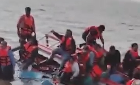 印度海軍船只發(fā)動(dòng)機(jī)突然卡死撞上渡輪 至少13人死