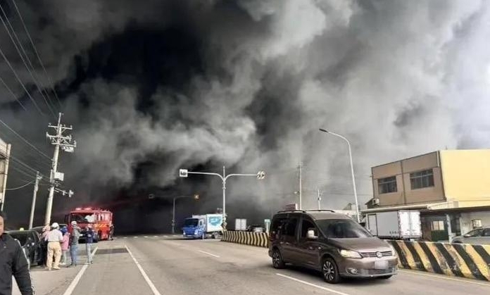 臺(tái)灣超市倉(cāng)庫(kù)火災(zāi)已致9死7傷