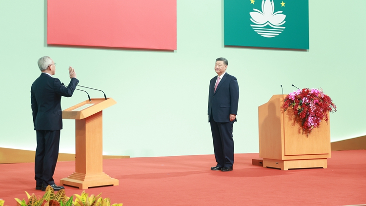 國(guó)家主席習(xí)近平監(jiān)誓 岑浩輝宣誓就任澳門特別行政區(qū)第六任行政長(zhǎng)官