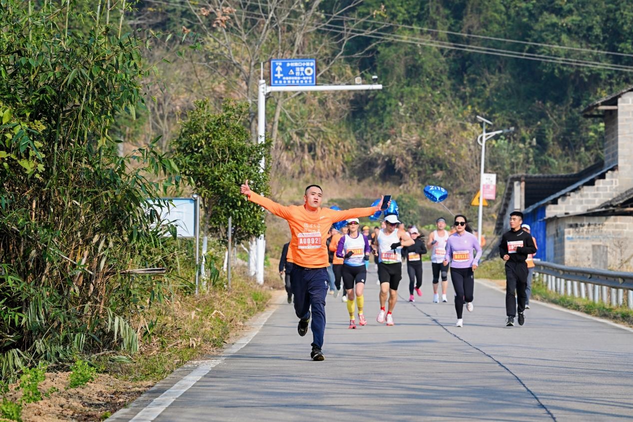 湖南：「多彩嶺南、詩畫永州」徒步穿越大賽舉行