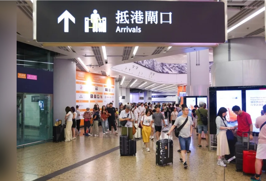 入境處：截至23日晚9時(shí)逾44萬人次離港 36萬多人次入境