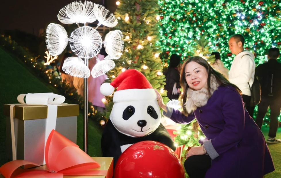 羅淑佩打卡西九文化區(qū) 感受聖誕節(jié)日氣氛