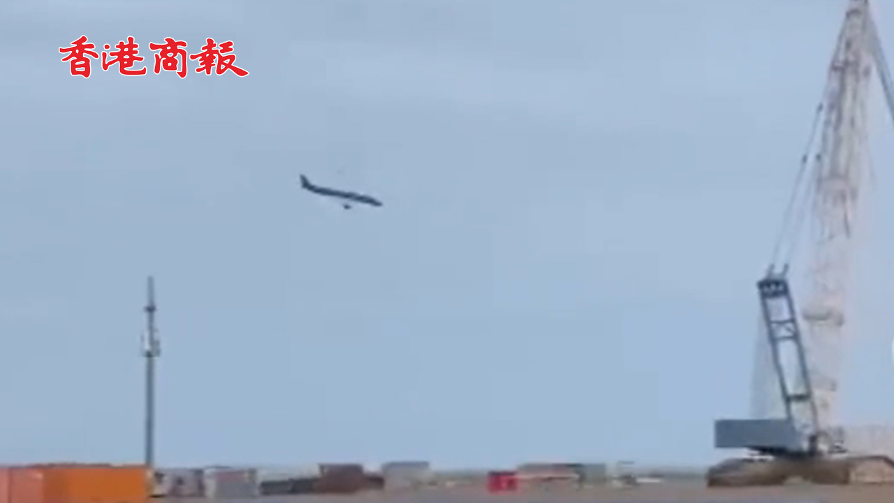有片丨外媒：一載有72人客機(jī)在哈薩克斯坦墜毀 或因與鳥(niǎo)群相撞引起