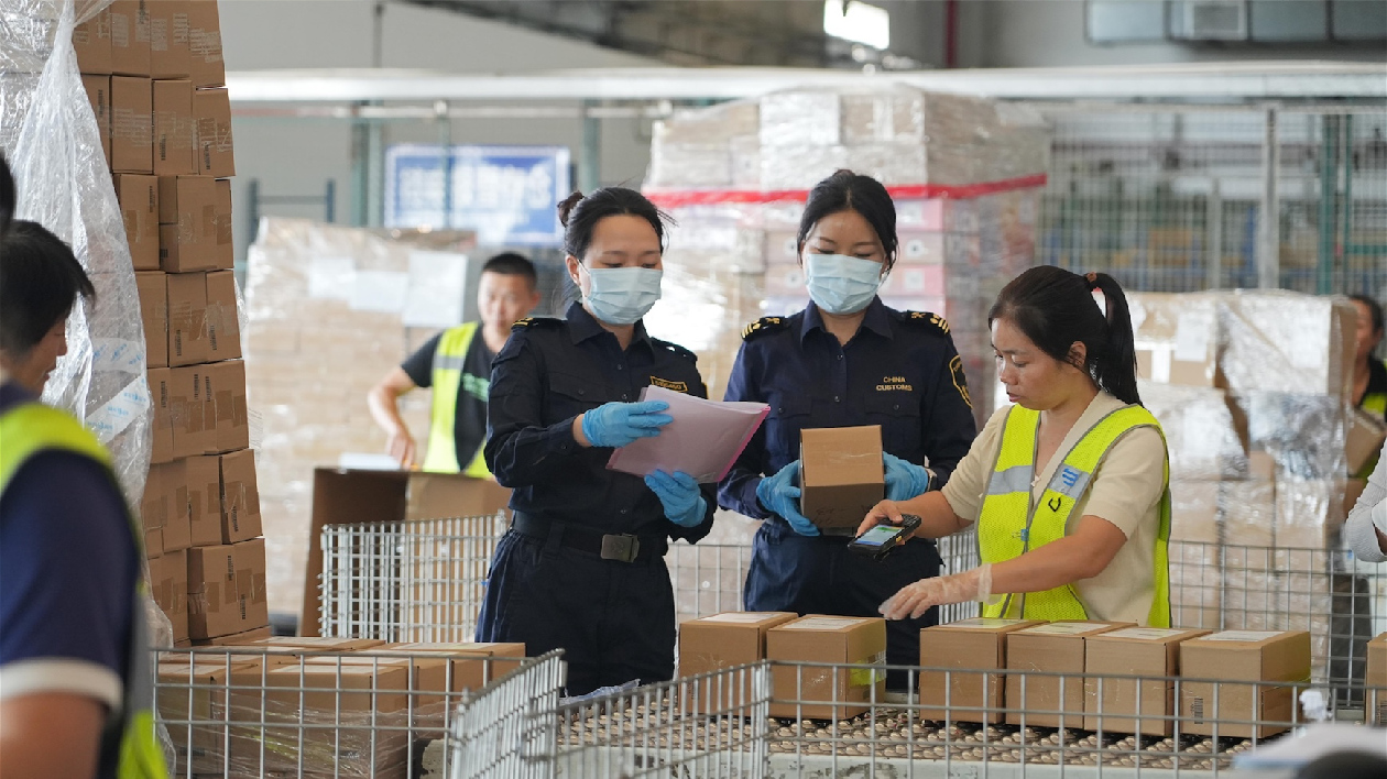 今年前11個月 粵綜合保稅區(qū)進(jìn)出口逾7700億 助力灣區(qū)經(jīng)濟(jì)創(chuàng)新發(fā)展