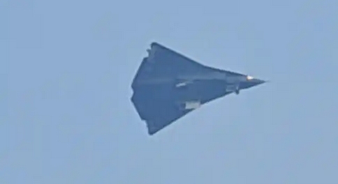 有片 | 中國兩款新戰(zhàn)機同日首飛 造型炫酷被認為是六代機