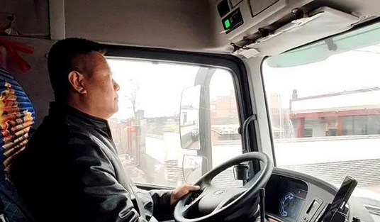 公安部調整大中型客貨車駕駛證申請和準駕年齡規(guī)定 