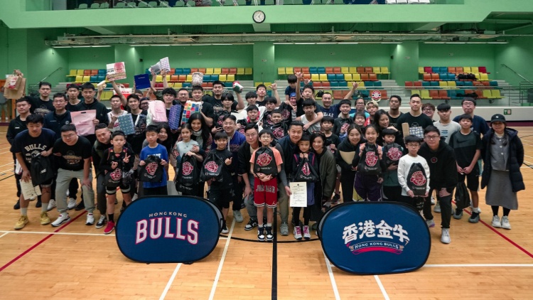 香港金?！敢蝗章殬I(yè)球員體驗日」 30位球迷接受專業(yè)訓練