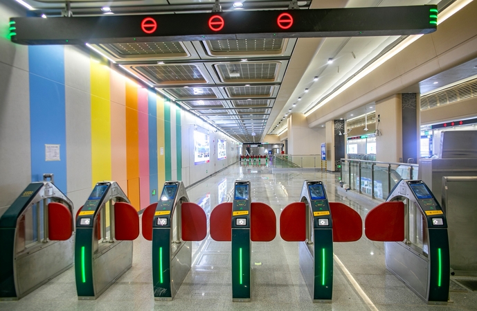 12月28日上午10時18分，深圳5條地鐵新線開門迎客