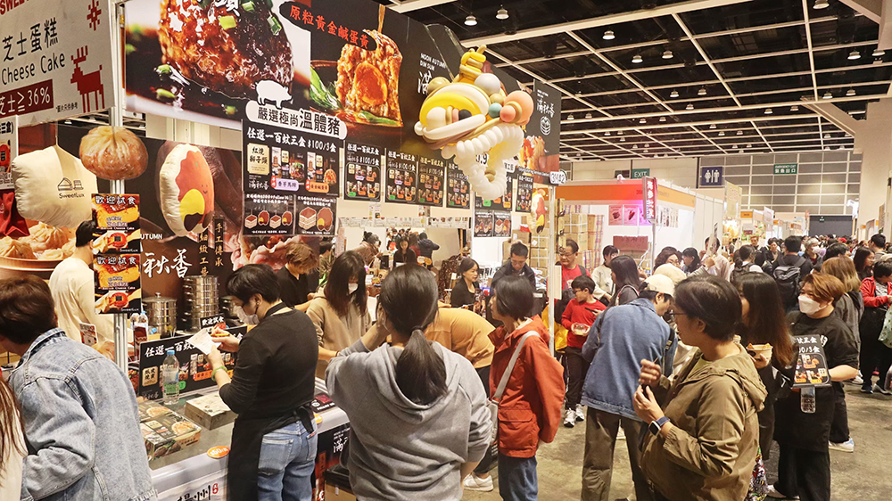 冬日美食展周末吸引大批市民掃貨 展商銷(xiāo)情樂(lè)觀(guān)