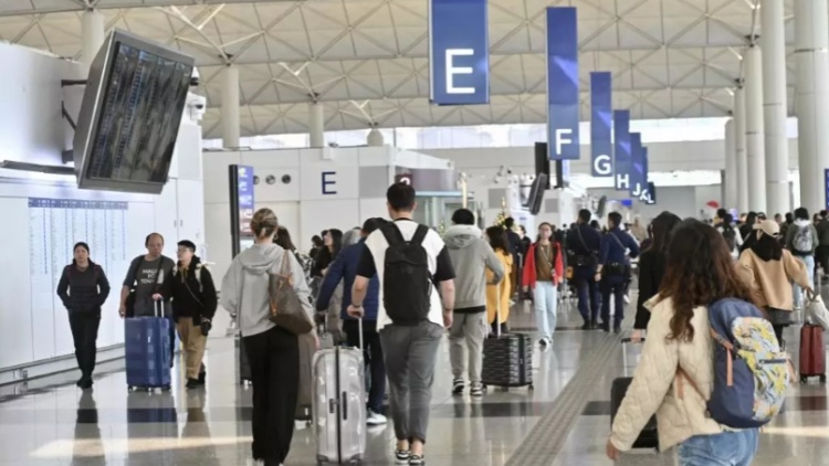 入境處：截至晚上9時(shí)逾93萬(wàn)人次出入境  當(dāng)中近52萬(wàn)人次入境