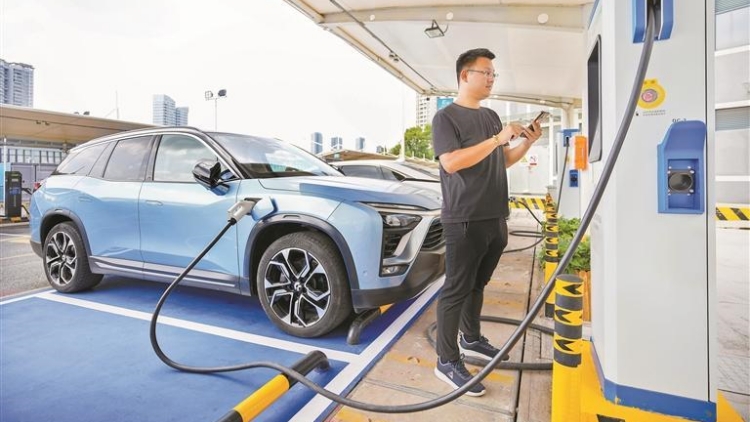 粵B車主充電焦慮被治癒 41.4萬個充電設(shè)施成就深圳超充生活