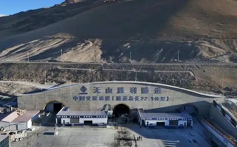世界最長(zhǎng)高速公路隧道天山勝利隧道在新疆貫通