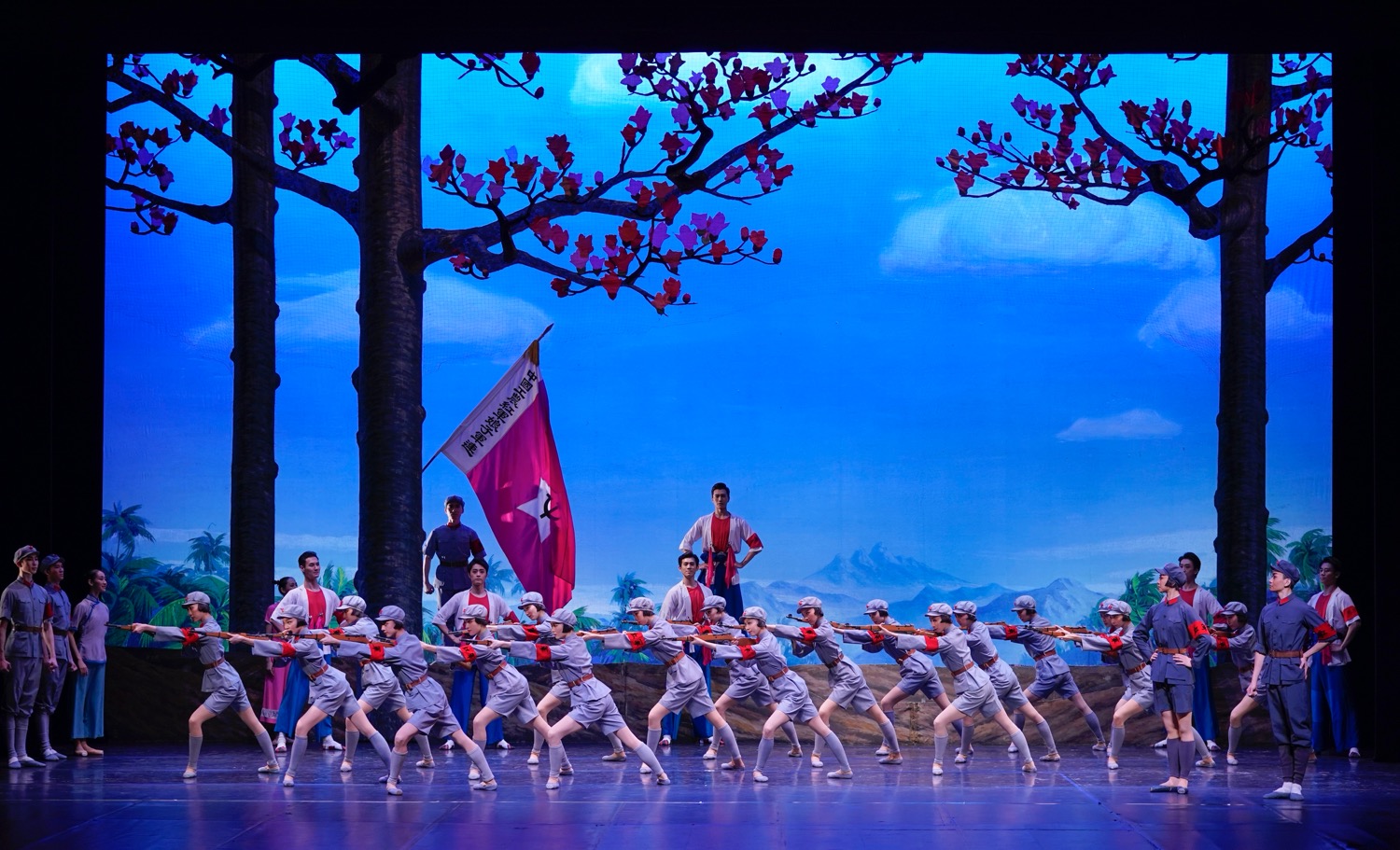 中央芭蕾舞團(tuán)的「鎮(zhèn)團(tuán)之寶」舞劇《紅色娘子軍》，蛇年來深獻(xiàn)演！