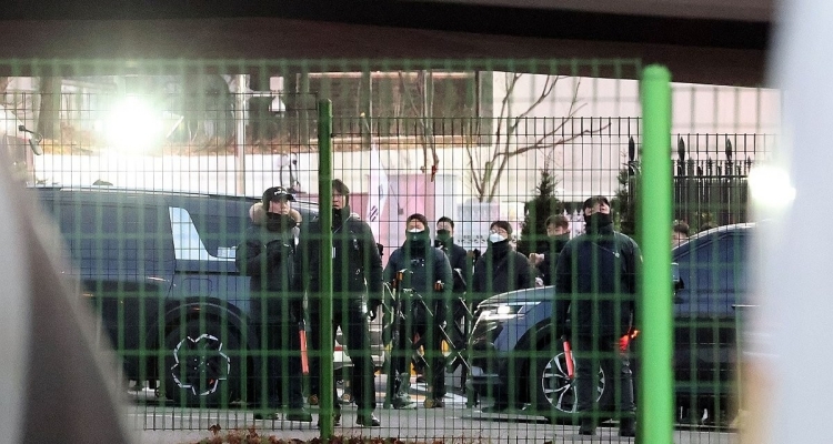 追蹤報(bào)道｜韓調(diào)查人員突破封鎖遞逮捕令 總統(tǒng)警衛(wèi)處長(zhǎng)：不允許搜查