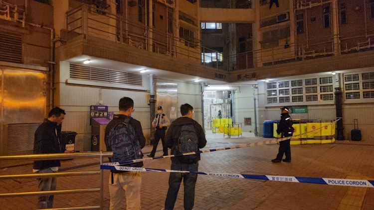 屯門(mén)寶田邨2男疑疑因「爭(zhēng)女」發(fā)生爭(zhēng)執(zhí) 1人背部中刀不治