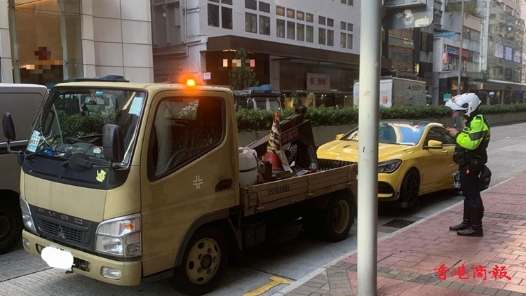 警方灣仔打擊違泊 發(fā)出602張告票