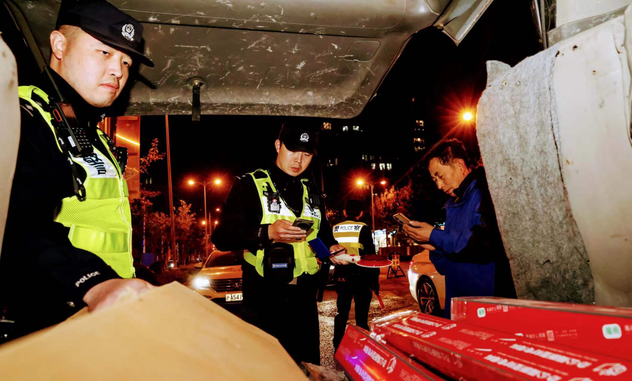 網(wǎng)絡化職業(yè)化複合化更趨明顯  滬警方主動嚴打嚴防刑事犯罪