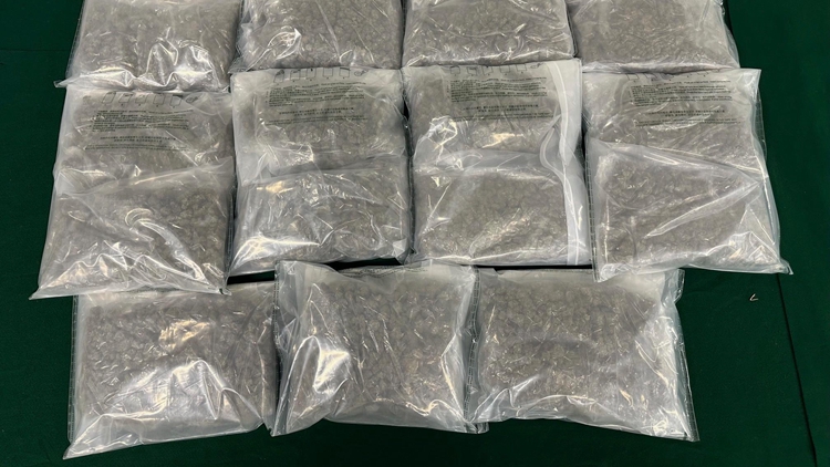 LED平板燈內(nèi)槽藏大麻花 海關(guān)拘倉(cāng)務(wù)員 檢值320萬毒品