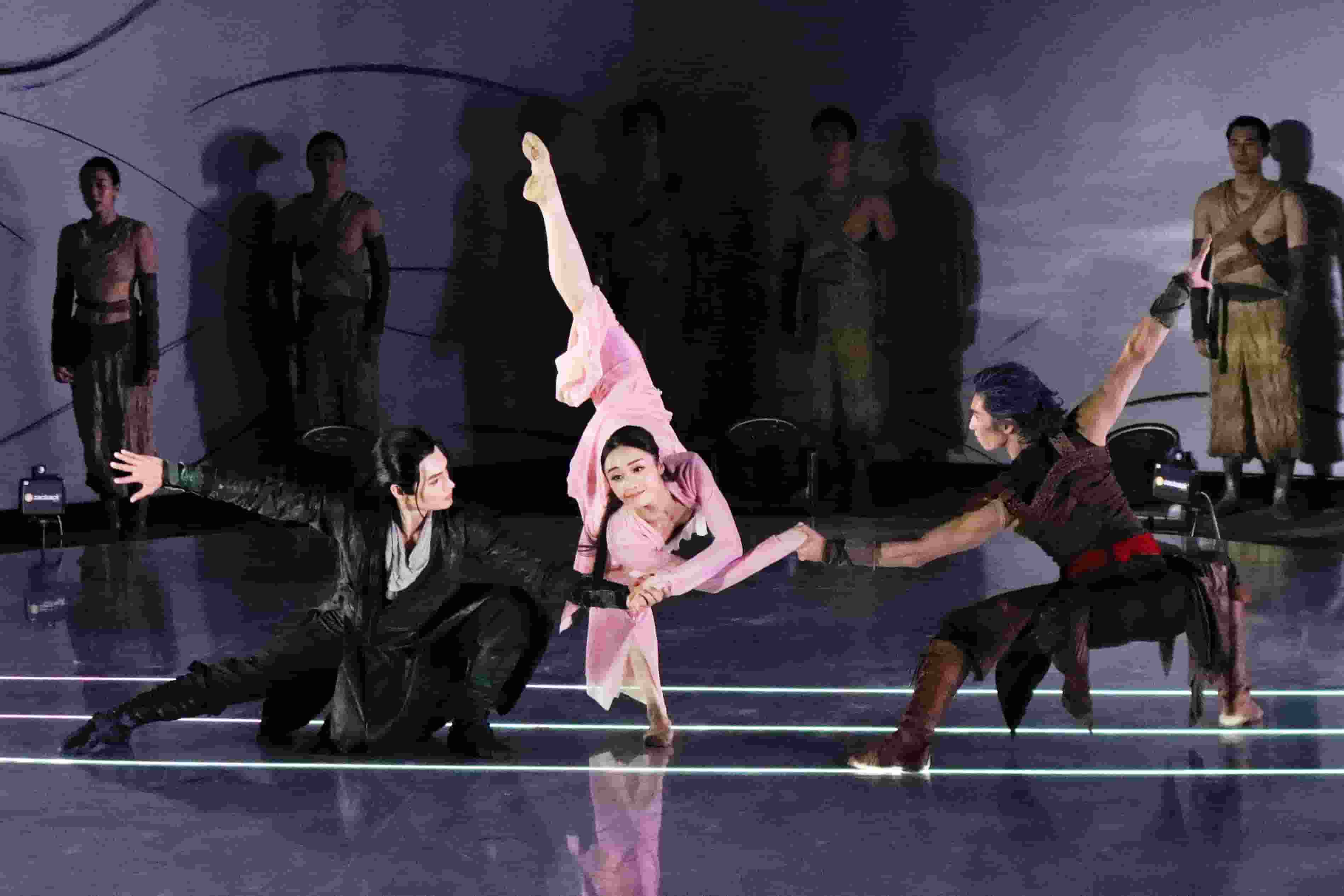 圖集｜《風(fēng)雲(yún)》戶外光影舞蹈表演一連兩晚上演