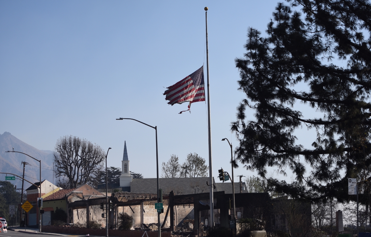 美國(guó)洛杉磯野火肆虐：山頭被濃煙籠罩、灰燼如雪片飄落