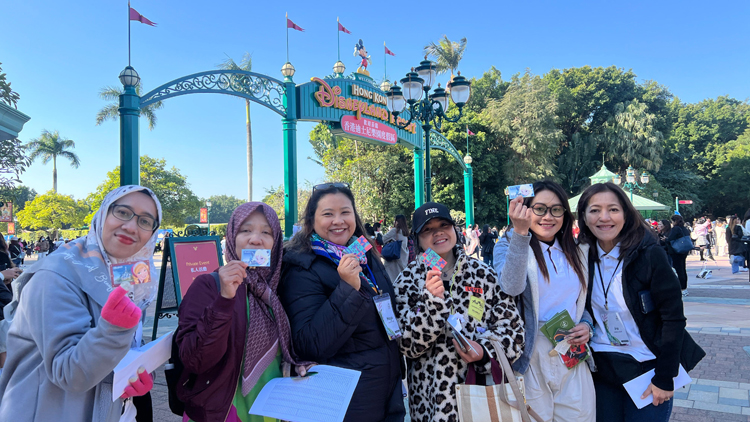 李嘉誠(chéng)基金會(huì)加碼贊助4200外傭 免費(fèi)到香港迪士尼樂(lè)園玩樂(lè)一天