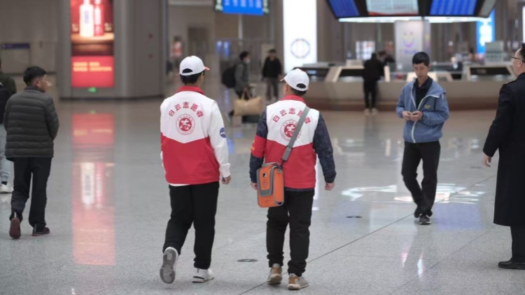 廣州白雲(yún)站「V笑志願(yuàn)之家」迎春運(yùn)大考 志願(yuàn)者攜AED站內(nèi)巡邏護(hù)航