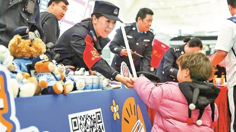 深鐵公安全力為春運旅客護(hù)航