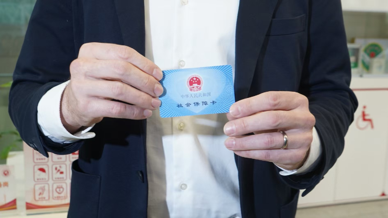 廣州發(fā)放粵首批外國人工作許可「證卡合一」實體卡