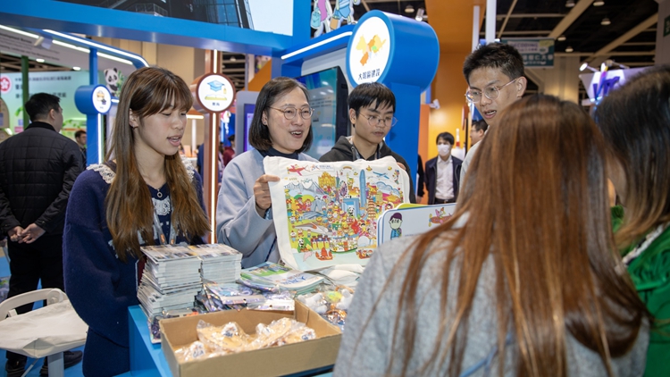 灣區(qū)辦展覽開鑼 助理專員李矜持化身導(dǎo)賞員 推廣大灣區(qū)機(jī)遇