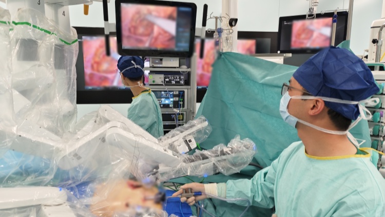 七旬香港長者來深就醫(yī) 達(dá)文西機(jī)械人切除前列腺癌