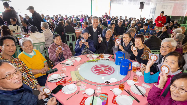 港燈關(guān)愛社群 送年糕賀新歳