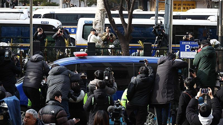 韓媒：尹錫悅支持者情緒激動(dòng) 衝擊首爾西部地方法院正門(mén)