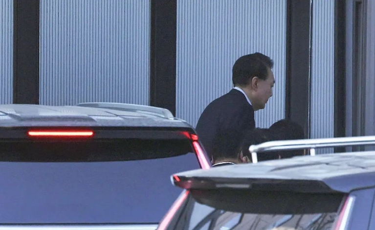 尹錫悅被正式批捕 其支持者闖入法院