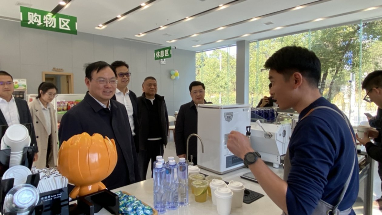 羅衛(wèi)華調(diào)研湖南高速新能源芙蓉區(qū)示範充電站項目