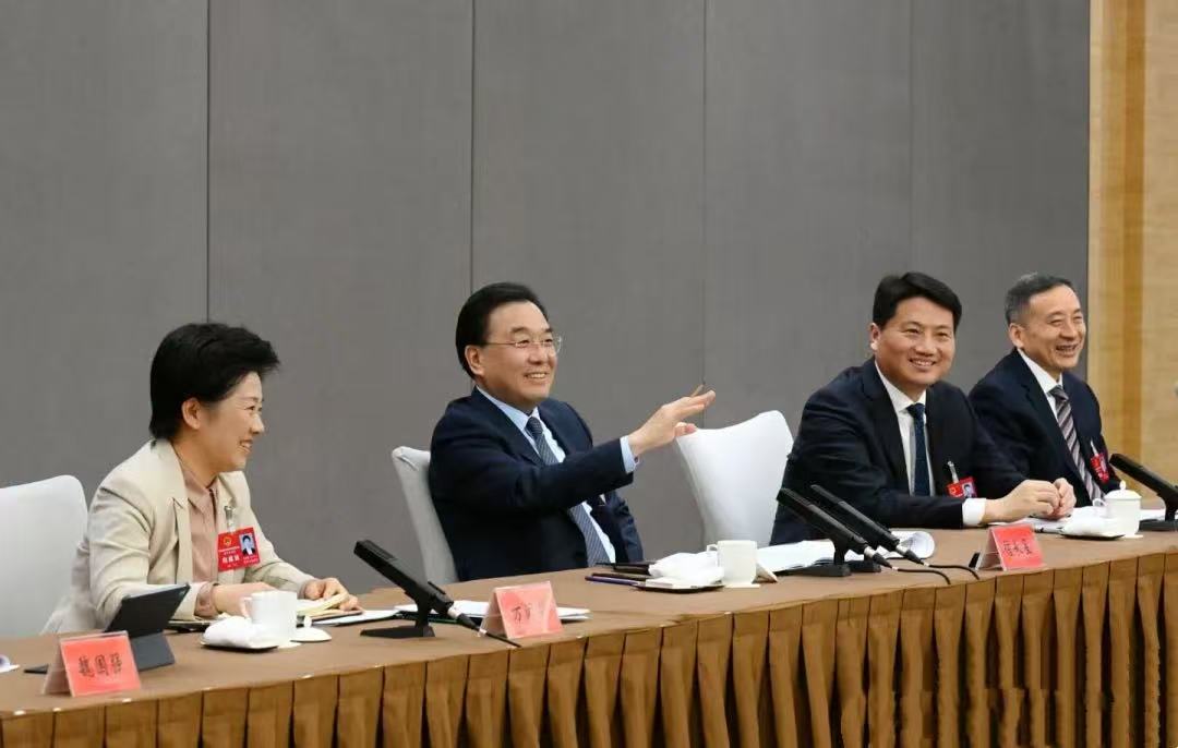 信長星參加泰州代表團(tuán)審議