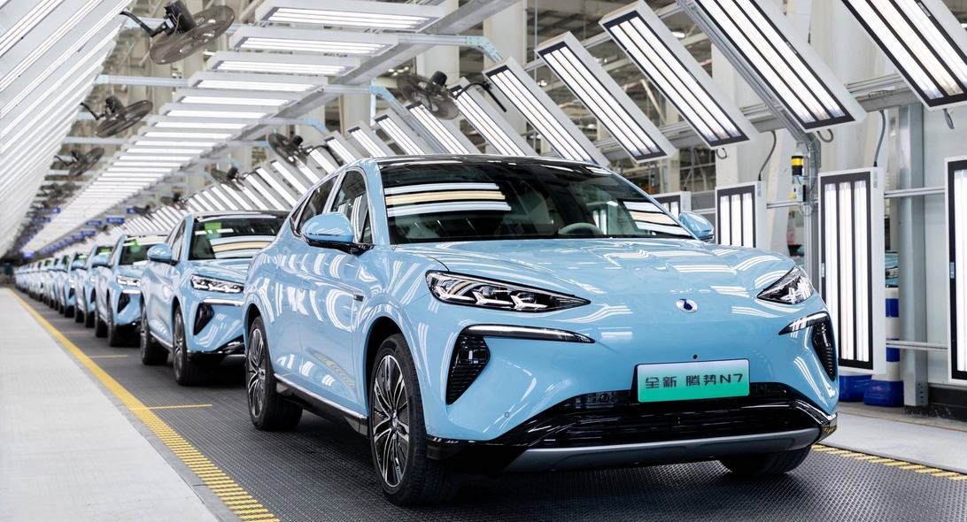 中國新能源汽車產(chǎn)銷量連續(xù)10年位居全球第一 