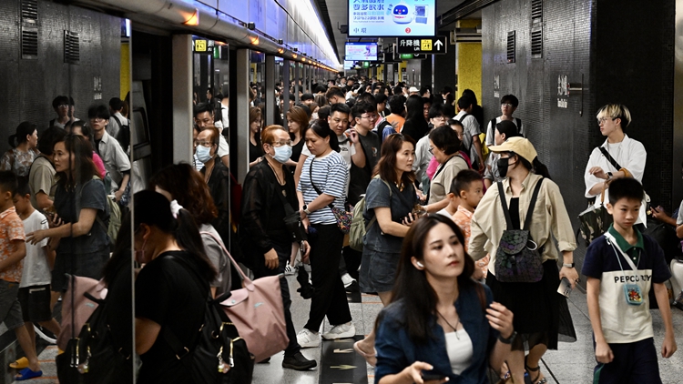 港鐵農(nóng)曆新年增逾1600班車 年廿九通宵服務(wù) 年初二維港煙花匯演加密班次