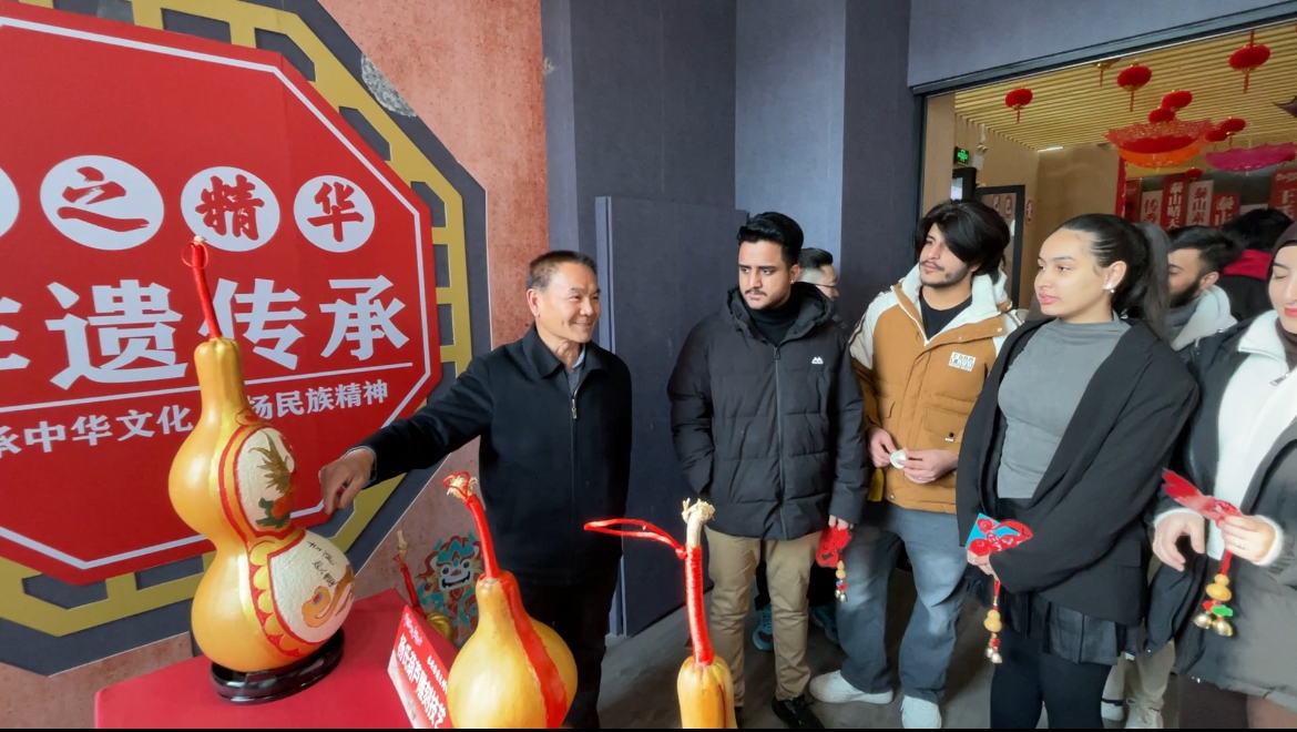 體驗(yàn)非遺文化 感受中國(guó)年味