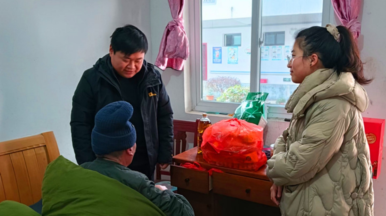 皖黟縣柯村鎮(zhèn)：節(jié)前慰問(wèn)送關(guān)懷