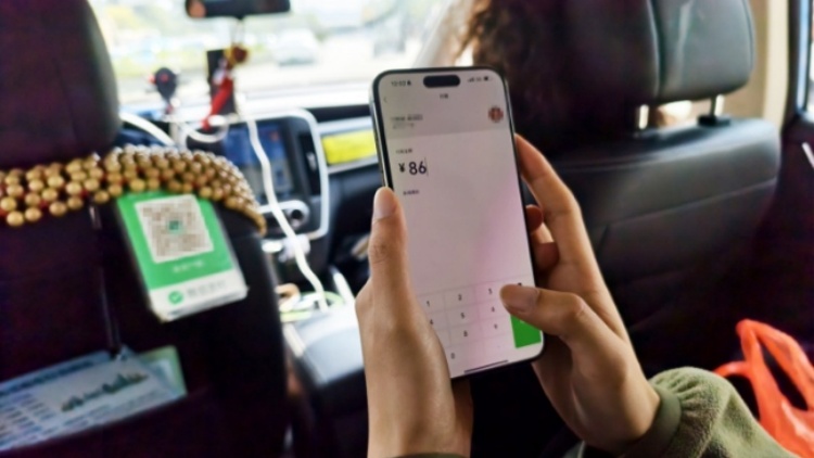 WeChat港幣錢包拓寬網(wǎng)絡 港人可向內(nèi)地商戶「掃碼」支付