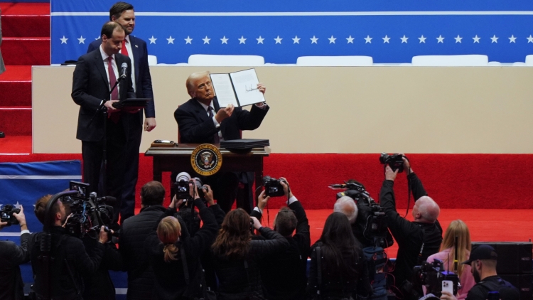 白宮稱已動用軍機驅(qū)離數(shù)百名非法移民