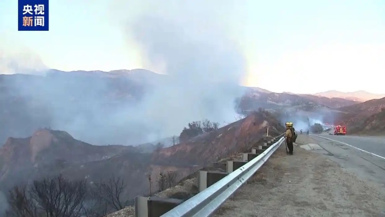美國(guó)加州地區(qū)舊火未滅新火又來(lái) 降雨引發(fā)山洪新威脅