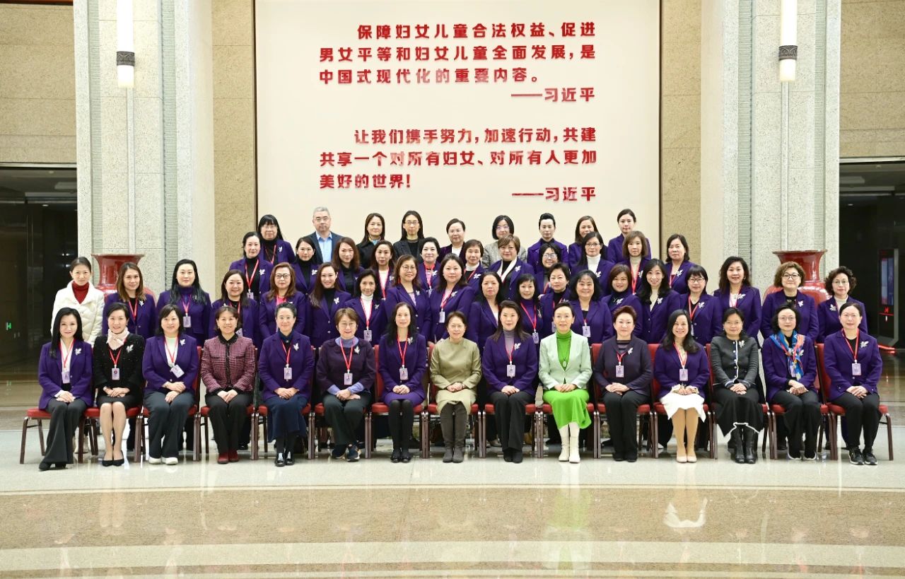 黃曉薇與港區(qū)婦聯(lián)代表聯(lián)誼會第八屆理事會訪京團全體成員座談交流