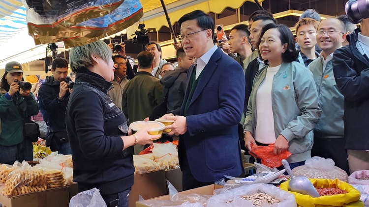 李家超聯(lián)同麥美娟率關(guān)愛隊(duì)落區(qū) 探訪何文田愛民邨獨(dú)居長(zhǎng)者及商戶