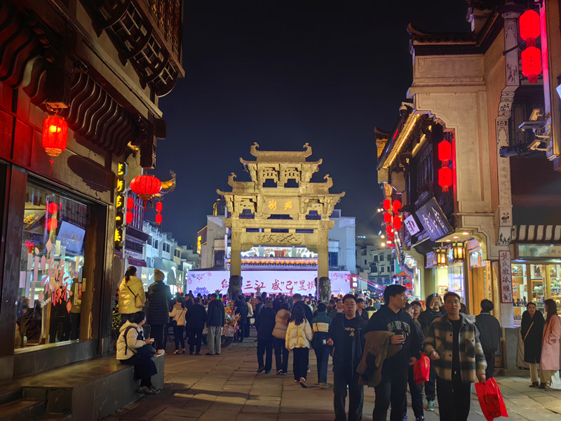 皖屯溪區(qū)：魚遊三江迎新春