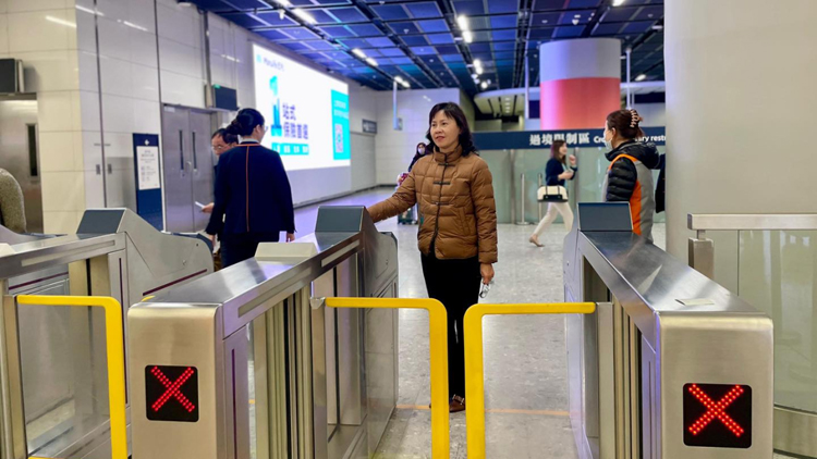 陳美寶視察高鐵西九龍站運(yùn)作 為前線人員打氣