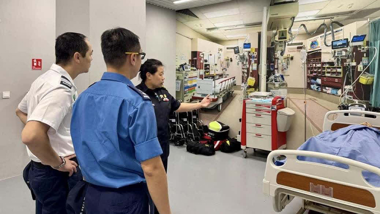 消防處再派員到新加坡 與當(dāng)?shù)孛穹啦筷牻涣? title=