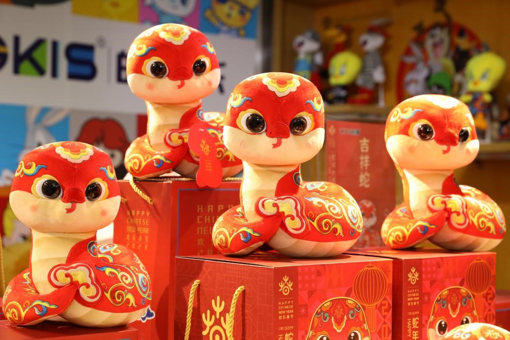 莞產(chǎn)「吉祥蛇」亮相全球2025「歡樂春節(jié)」活動